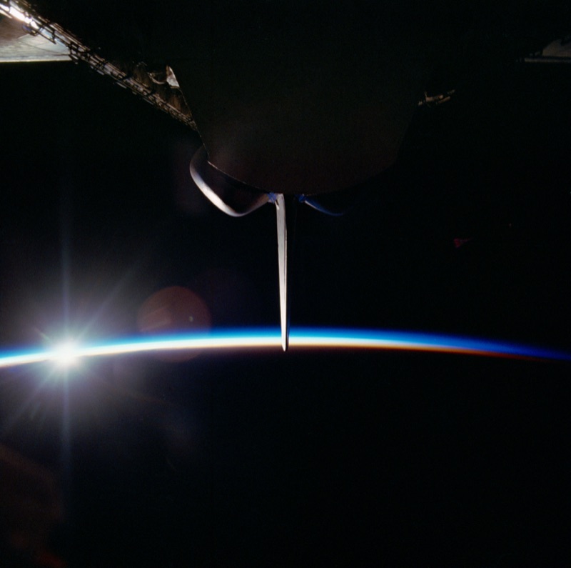 Earth orbit showing tracked objects and orbital debris